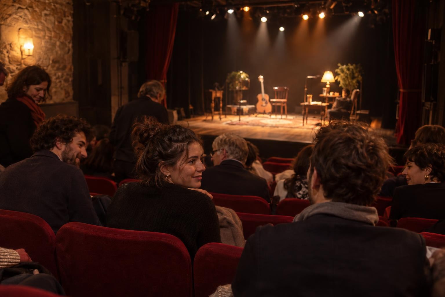 Le public s’installe dans une salle intimiste avant une représentation