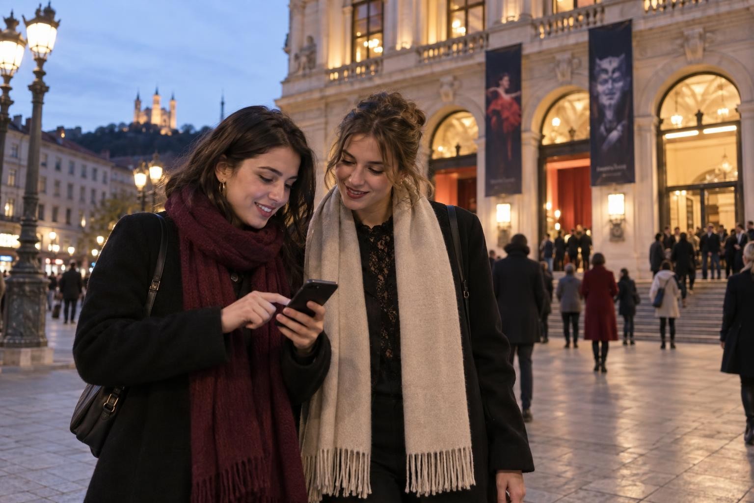Deux amies consultent le programme sur leur téléphone avant une sortie à Lyon